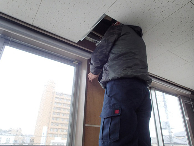 内部調査（天井裏・壁内確認）